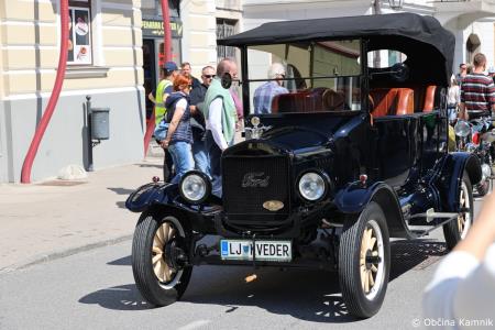 Mednarodna revija starodobnikov v Kamnik privabila ljubitelje klasičnih vozil (61)